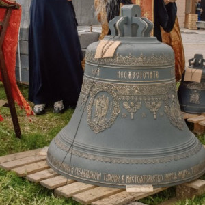 В Суздале на колокольню Никольской церкви подняли новые колокола