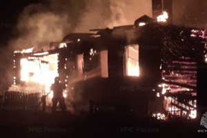 Во Владимирской области ночной пожар охватил частный дом