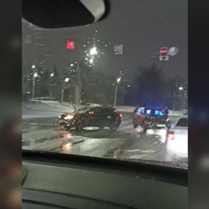 Во Владимире на ледяной дороге занесло две легковушки