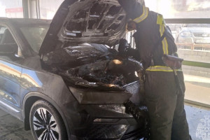 В одном из автосалонов во Владимире сгорела дорогостоящая иномарка