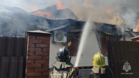 В деревне Измайлово под Александровом мощный пожар охватил частный дом