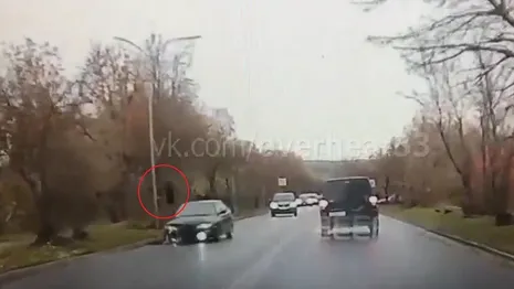 Во Владимире отлетевшее колесо УАЗа разбило легковушку