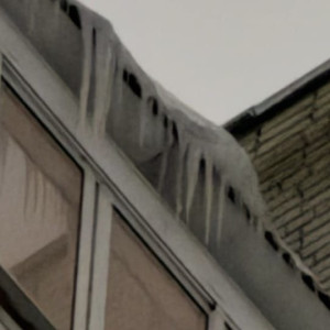 Во Владимире на женщину рухнула ледяная глыба