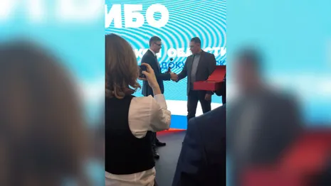 Владимирскому губернатору на выставке «Россия» подарили розу из снарядов