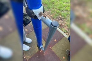 В Коврове в сквере Малеева и Кангина ребенок застрял в тренажере