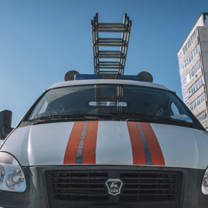 В Коврове спасатели съехались к одному из домов из-за запертой в квартире 12-летней девочки