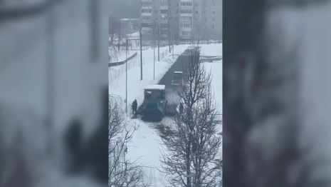 Во Владимире уложили новый асфальт поверх сугробов