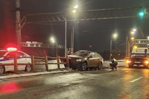 Во Владимире на Пекинке водитель влетел в отбойник
