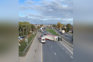 Перевернувшаяся фура перекрыла трассу М-7 во Владимирской области