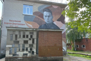 Во Владимире на стене школы нарисовали мурал героя СССР