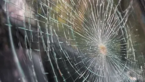 Житель Тульской области разбил лобовое стекло легковушки в Вязниках