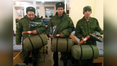 Владимирские мобилизованные сфотографировались с подаренными спальниками и колбасой