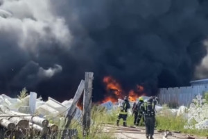 Площадь пожара на производстве акриловых ванн в Коврове достигла 4 тысяч кв. м