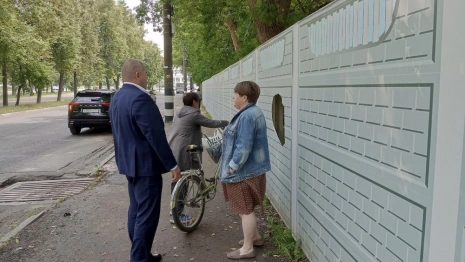 В Коврове вандалы в очередной раз поиздевались над забором на Октябрьской