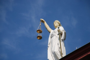 Во Владимирской области экс-начальника оперотдела колонии будут судить за взятки