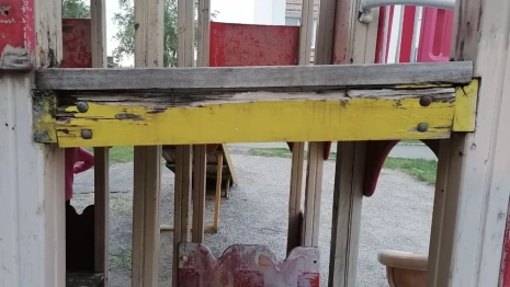 В Красной Горбатке чиновники «закрыли глаза» на ужасные детские площадки