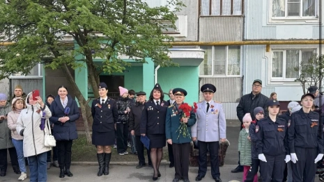 Владимирские полицейские поздравили с Днем Победы ветерана Бориса Павлова