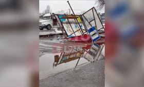 В Александрове упавшая из-за ветра остановка едва не убила прохожего