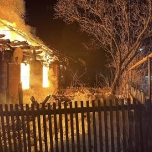 Во Владимирской области мощный пожар охватил деревянный дом