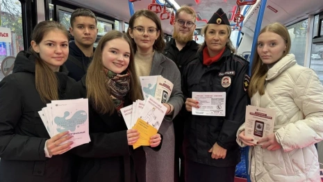 Во Владимире полицейские и студенты поговорили с  пассажирами троллейбуса о мошенниках