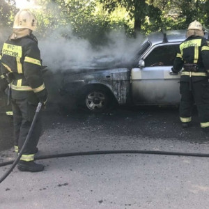 Во Владимире сгорела припаркованная у суда «Волга»