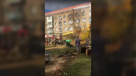 Во Владимирской области автокран с мусором упал на детскую площадку