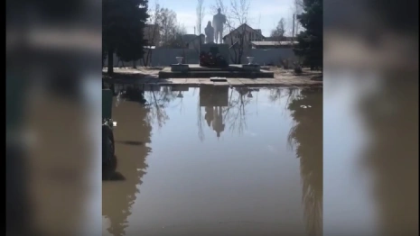 Во Владимирской области площадь перед обелиском «Скорбящей матери» ушла под воду