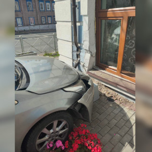 Во Владимире иномарка въехала в стену отеля