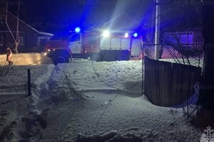 В Камешково 11 спасателей съехались к горящему частному дому