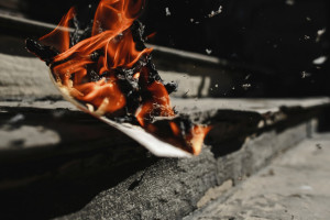 В микрорайоне Веризино строительный вагончик тушили 8 спасателей