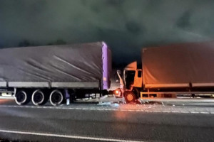 На М-7 во Владимире столкнулись две фуры: один из водителей пострадал