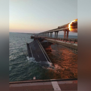 Движение по Крымскому мосту остановили из-за ЧП