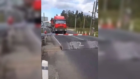 Жители Гусь-Хрустального час ждали открытия железнодорожного переезда