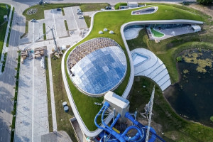 В аквапарке в Суздале почти завершили монтаж огромного стеклянного купола