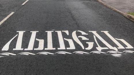Владимирские водители возмутились необычным указателем на асфальте на Лыбедь