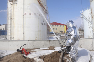 Во владимирском микрорайоне Юрьевец спасатели потушили огромную цистерну с нефтью