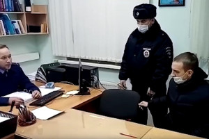 В Коврове появилось видео задержания подозреваемого в убийстве матери и дочери