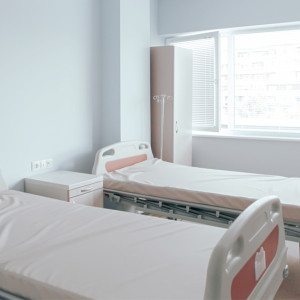 Во владимирскую больницу вызвали спасателей из-за упавшего с кровати пациента весом в 200 кг