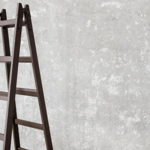 В Гусь-Хрустальном продавец-кассир отсудила деньги у работодателя за падение с лестницы