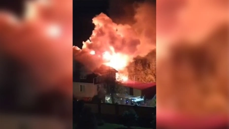 Мощный пожар охватил частный дом во Владимире
