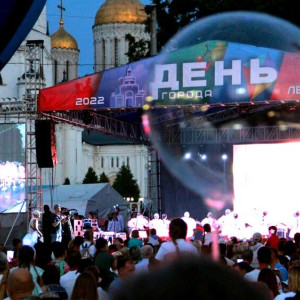 Возвращение в СССР, звездный концерт и эффектный салют. Как Владимир отметил День города