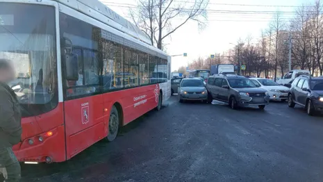 Во Владимире столкнулись две легковушки и 15-й автобус