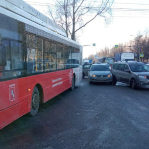 Во Владимире столкнулись две легковушки и 15-й автобус