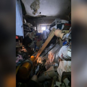 Во Владимире инвалид упал в заваленной до потолка вещами квартире