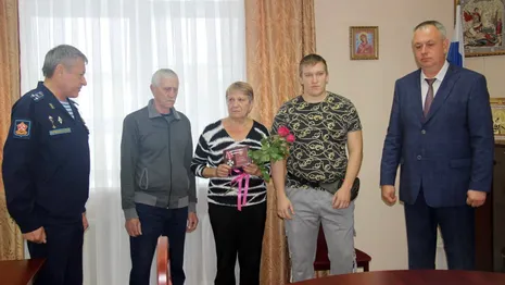 Во Владимирской области родителям погибшего бойца СВО вручили Орден Мужества