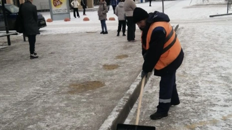 Во Владимире на уборку снега направили 35 машин и 50 дворников