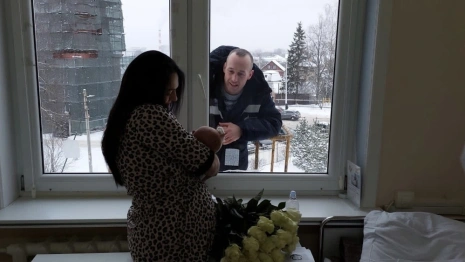 Во Владимире мужчина поднялся на кране к окнам роддома