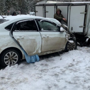 Во Владимирской области водитель фургона не вписался в поворот и врезался в легковушку 