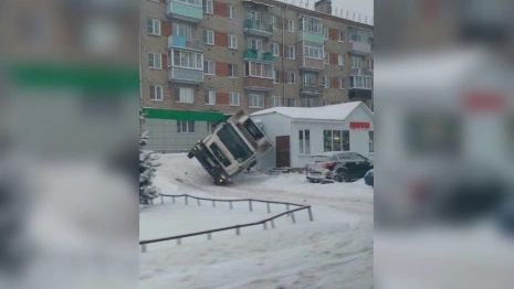 В Юрьев-Польском фура с продуктами упала на цветочный магазин