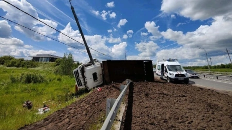Во Владимире водителя опрокинувшегося на Пекинке самосвала госпитализировали